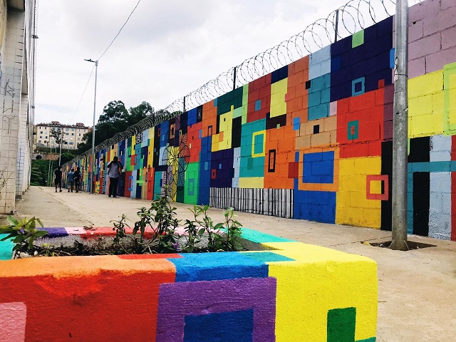 imagem mostra beco de uma travessa da avenida souza ramos com os muros todo colorido 